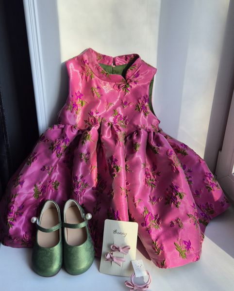 Детское платье с туфлями и заколками