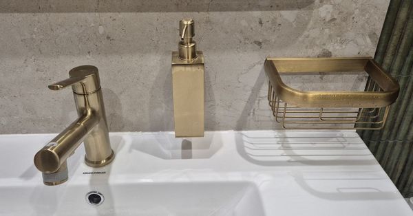 Аксессуары для ванной: кран, диспенсер, мыльница